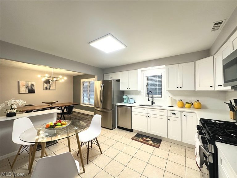 7610 Royal Ridge Drive, Parma, OH - Photo 5