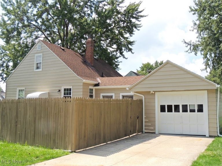 339 Grand Boulevard, Bedford, OH - Photo 2