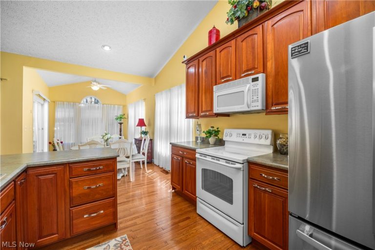 884 Lakeview Court, Kent, OH - Photo 4