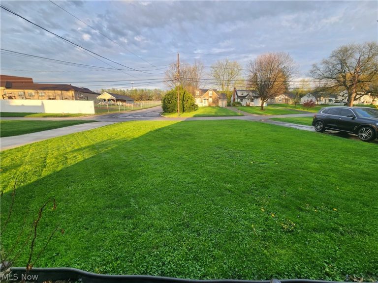 7352 Westview Drive, Youngstown, OH - Photo 2