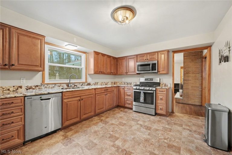 1215 Pleasant Valley Drive, Warren, OH - Photo 2