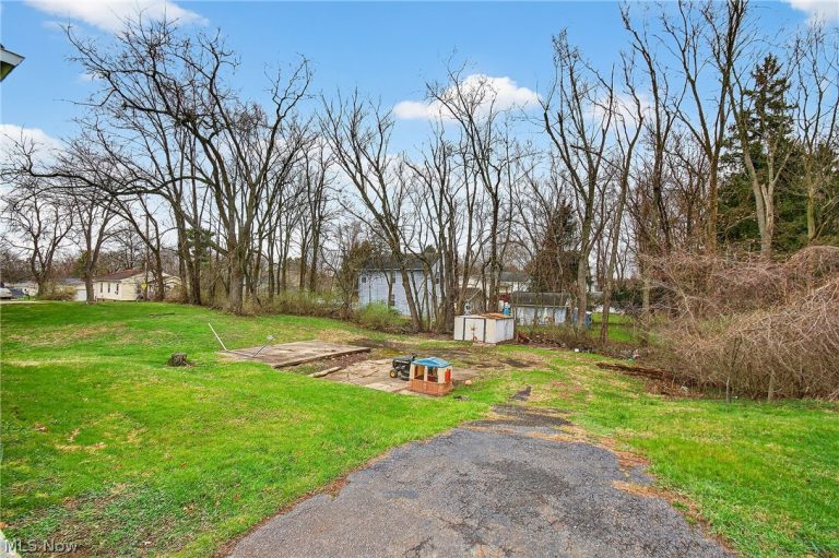 1314 Pearl Drive, Massillon, OH - Photo 2