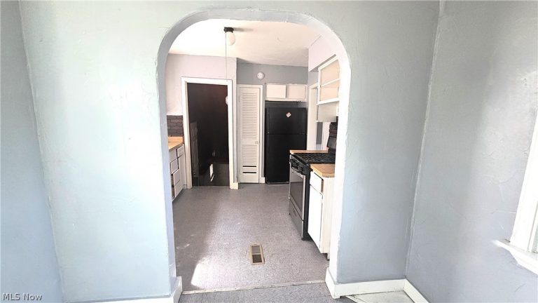 9910 Zimmer Avenue, Cleveland, OH - Photo 5