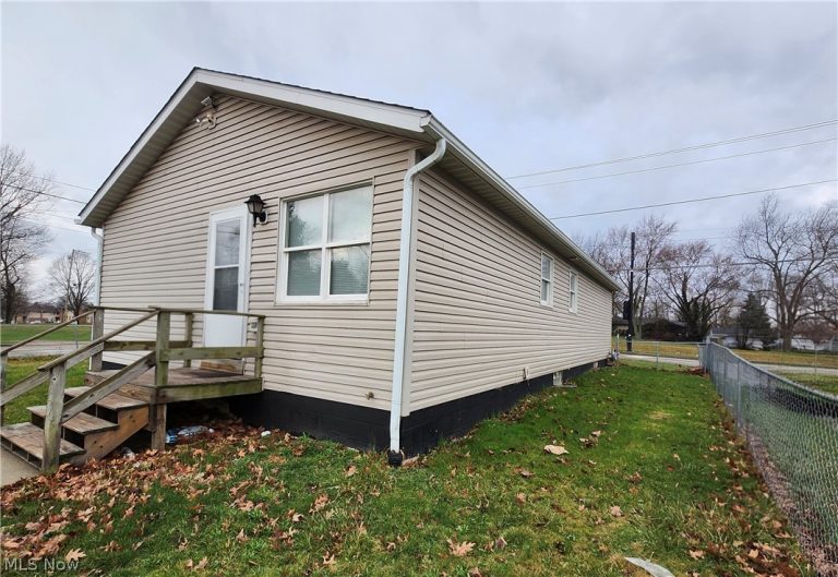 3002 Harmont Avenue, Canton, OH - Photo 8