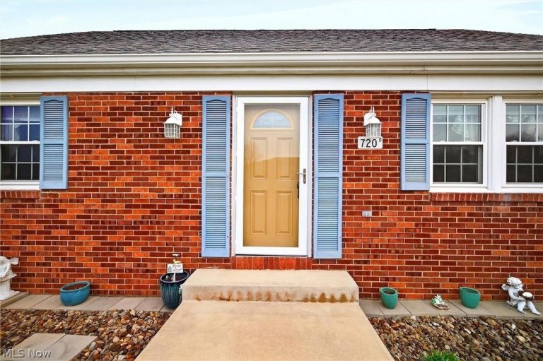 720 Springfield Road #D, Columbiana, OH - Photo 2