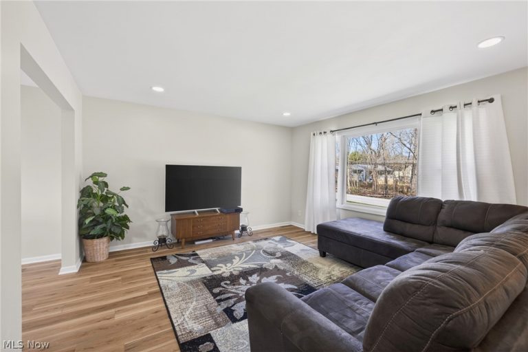 2058 Scenic Way, Akron, OH - Photo 6