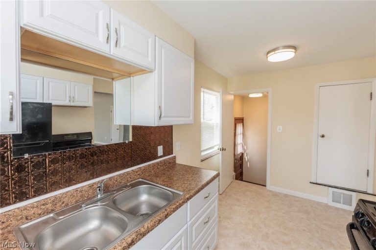 8800 Behrwald Avenue, Brooklyn, OH - Photo 3