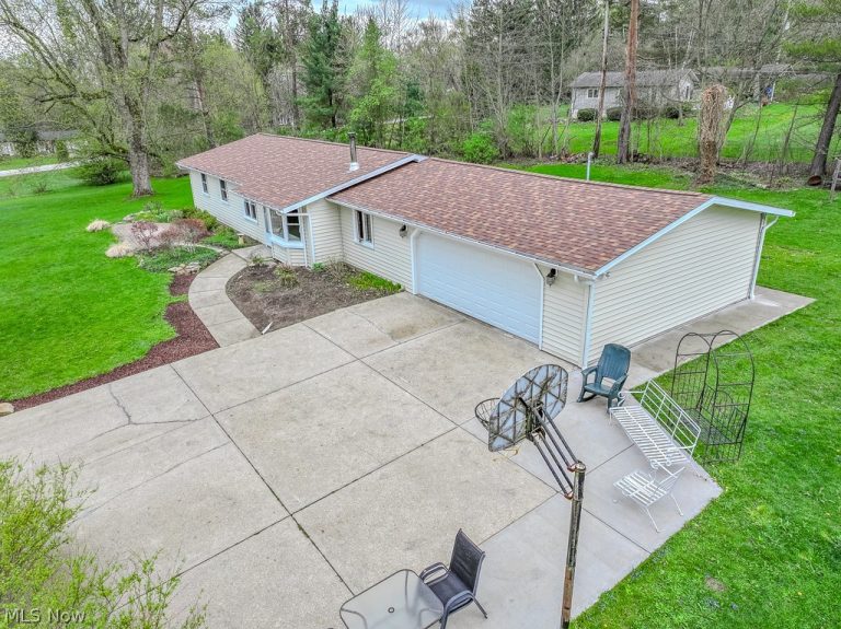 18890 Maplewood Lane, Chagrin Falls, OH - Photo 3