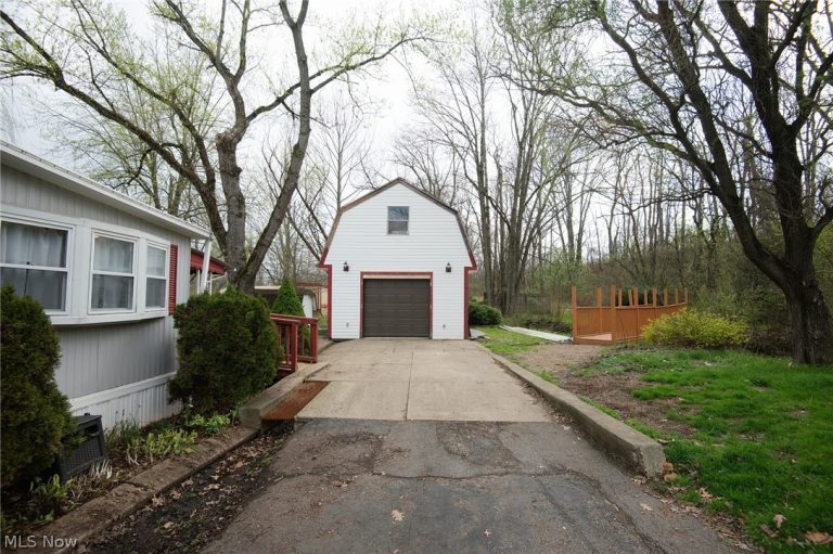 29 Wilderness Court, Warren, OH - Photo 3