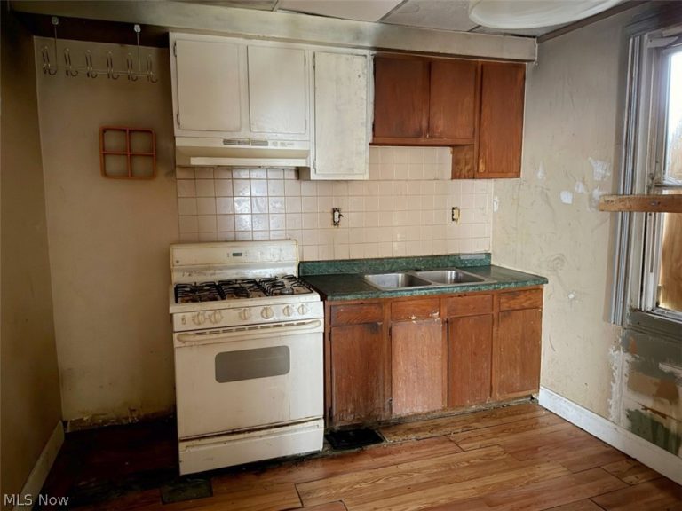 3934 Arnold Court, Cleveland, OH - Photo 6