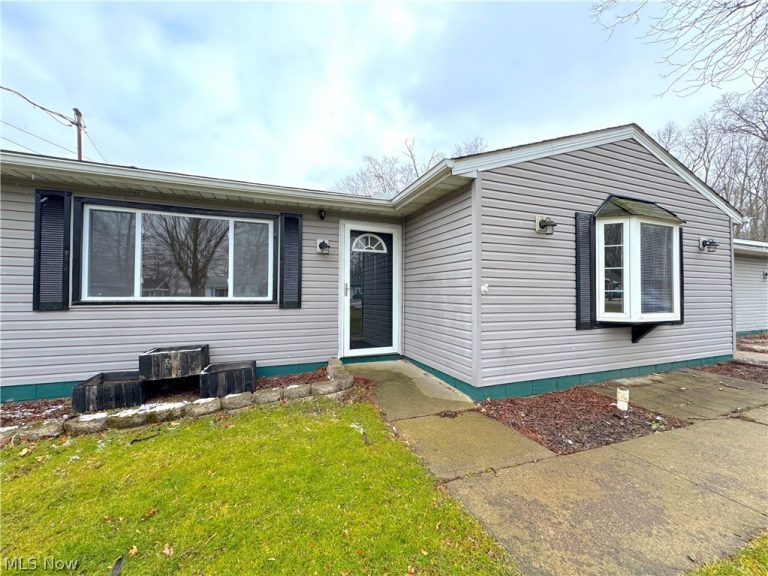 18066 Hillcrest Drive, Lake Milton, OH - Photo 2