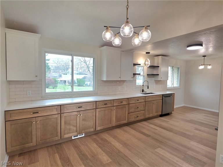 3181 Parmalee Drive, Seven Hills, OH - Photo 2