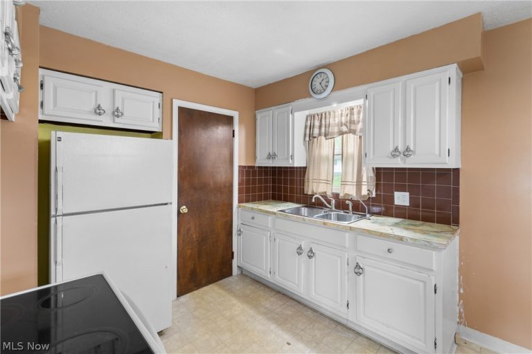 1037 Hardesty Boulevard, Akron, OH - Photo 6