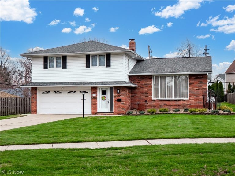 1044 Joy Oval, Seven Hills, OH - Photo 2