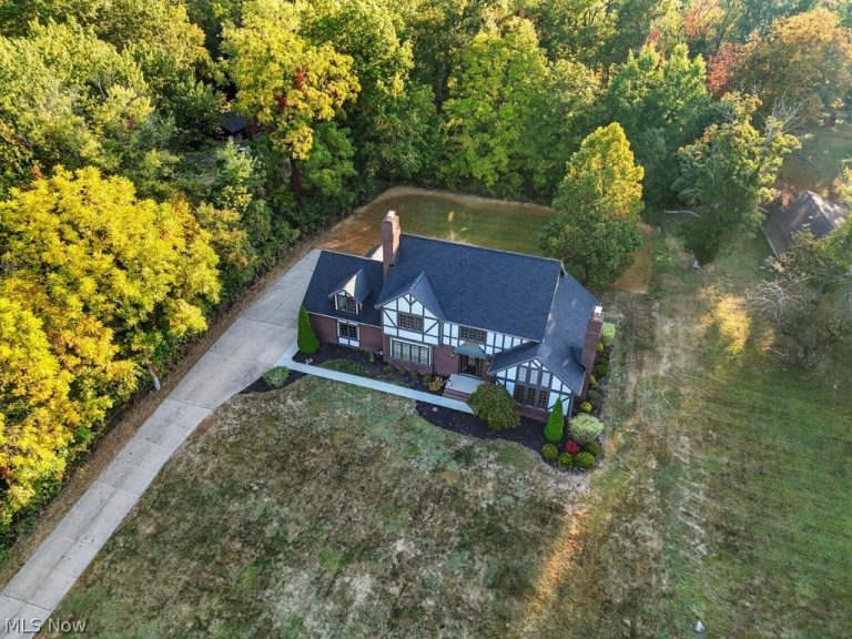 2097 Albertson Parkway, Cuyahoga Falls, OH - Photo 8