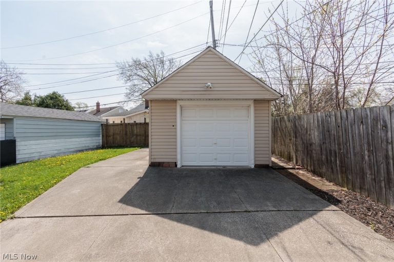 6103 Allanwood Drive, Parma, OH - Photo 4