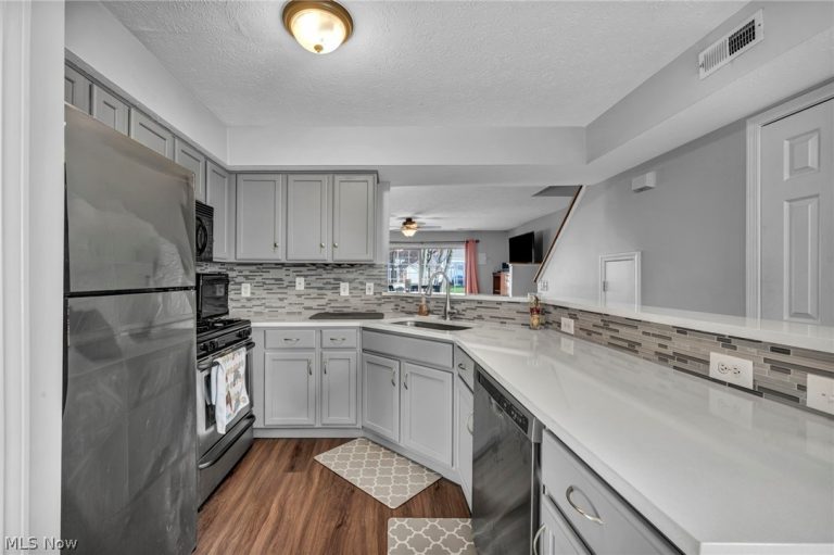 6707 Woodruff Court, Middleburg Heights, OH - Photo 5
