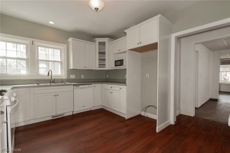 4437 Center Street, Willoughby, OH - Photo 4