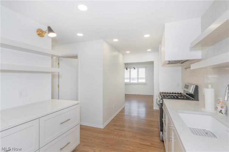 657 Lander Drive, Highland Heights, OH - Photo 6