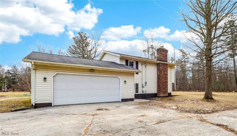 2829 Tibbetts Wick Road, Hubbard, OH - Photo 2