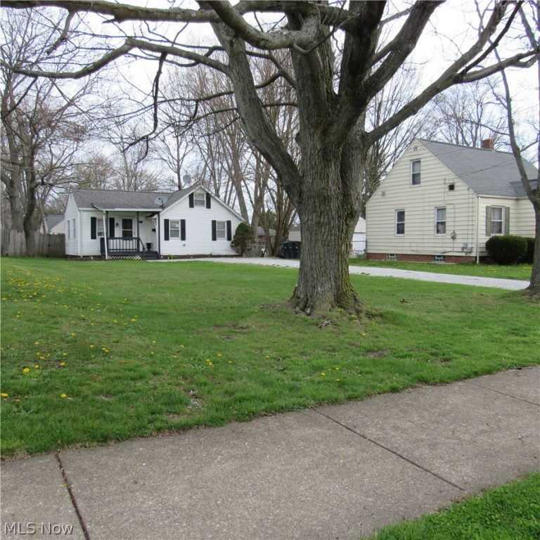 2809 Shelburn Avenue, Akron, OH - Photo 2