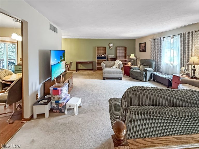 284 Old Oak Drive, Cortland, OH - Photo 4