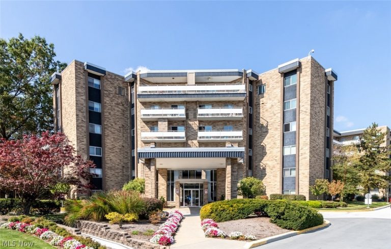 2112 Acacia Park Drive #322, Lyndhurst, OH, 44124