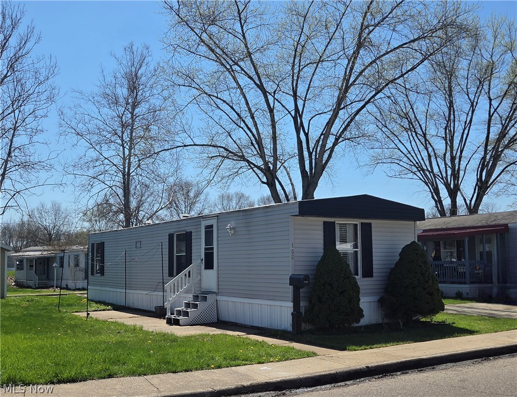 108 Gulf Stream Lane, New Philadelphia, OH