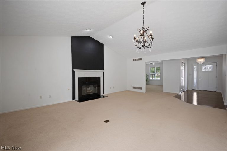 889 Lynnhaven Lane, Akron, OH - Photo 4