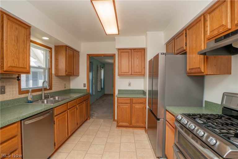 5372 Porter Road, North Olmsted, OH - Photo 6