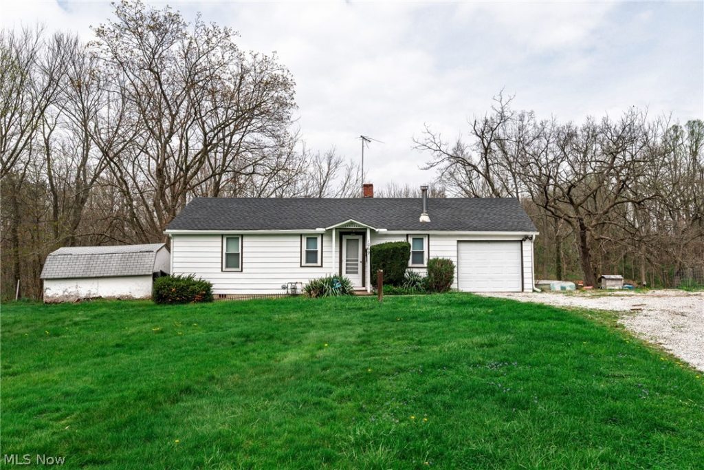 1069 Nimisila Road, New Franklin, OH