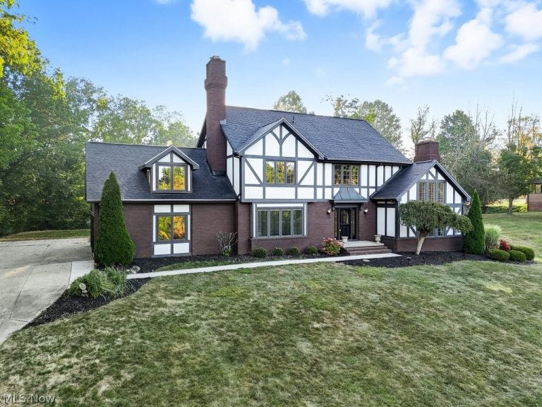 2097 Albertson Parkway, Cuyahoga Falls, OH - Photo 3