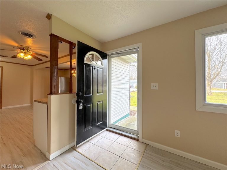 18066 Hillcrest Drive, Lake Milton, OH - Photo 5
