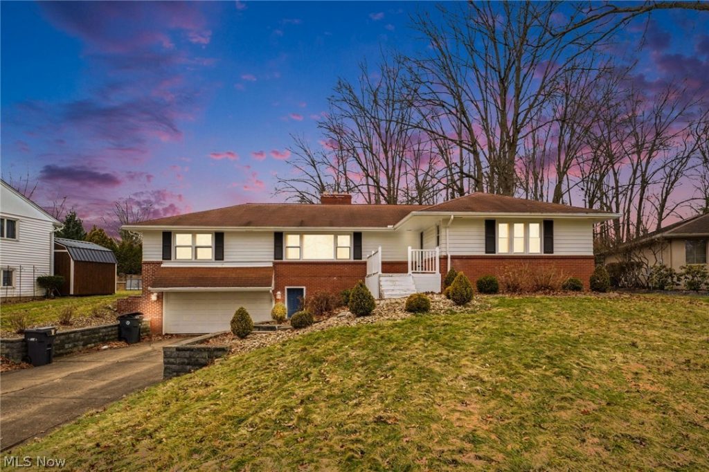 1215 Pleasant Valley Drive, Warren, OH