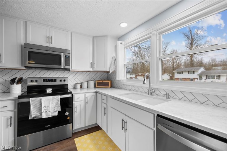 4874 Hollyview Drive, Vermilion, OH - Photo 3