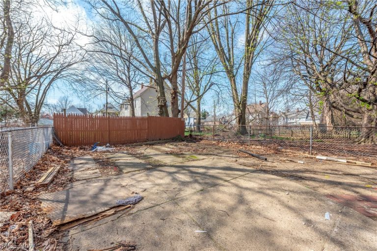 8206 Crumb Avenue, Cleveland, OH - Photo 5