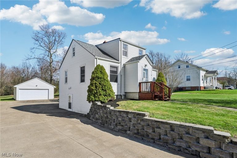 2825 Orchard Drive, Willoughby Hills, OH - Photo 2