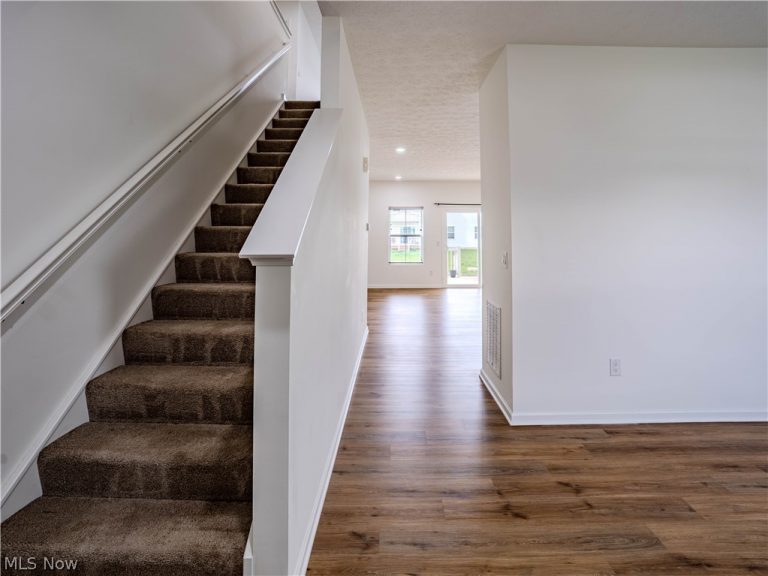 421 River Run Drive, Elyria, OH - Photo 4