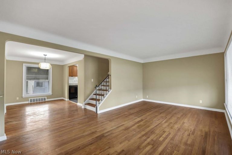 5012 Barton Road, Lyndhurst, OH - Photo 8