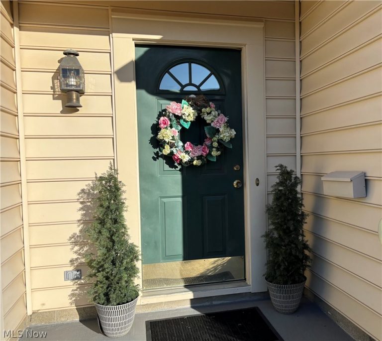 147 Village Court, Columbiana, OH - Photo 4