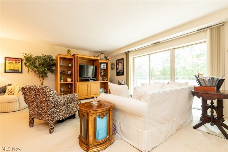 2112 Acacia Park Drive #220, Lyndhurst, OH - Photo 3