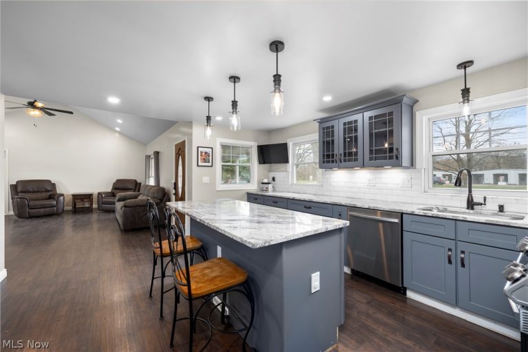 6635 Lake Ave, Elyria, OH - Photo 8