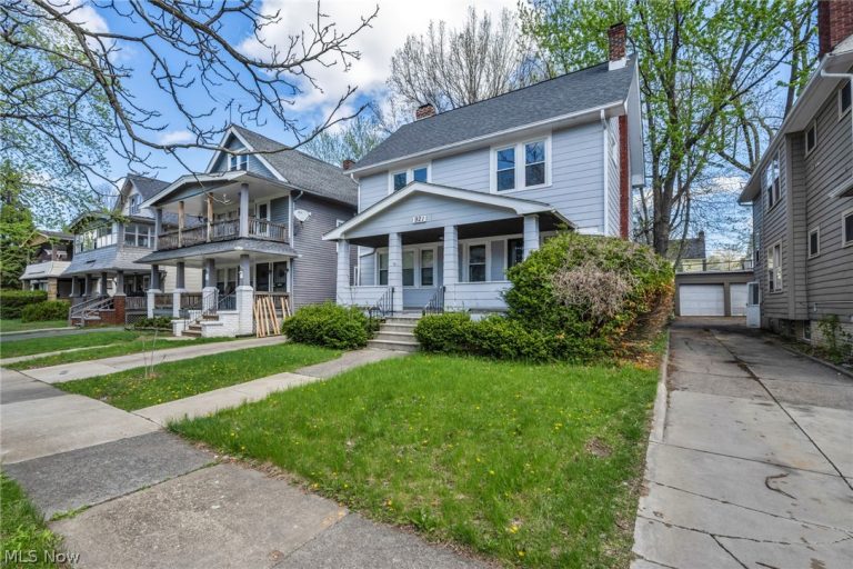 921 Helmsdale Road, Cleveland Heights, OH - Photo 3