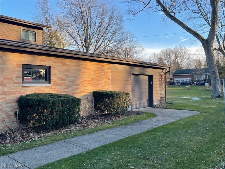 37518 Arlington Drive, Willoughby, OH - Photo 2