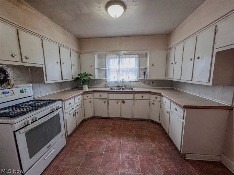 600 Robinette Court, Akron, OH - Photo 2