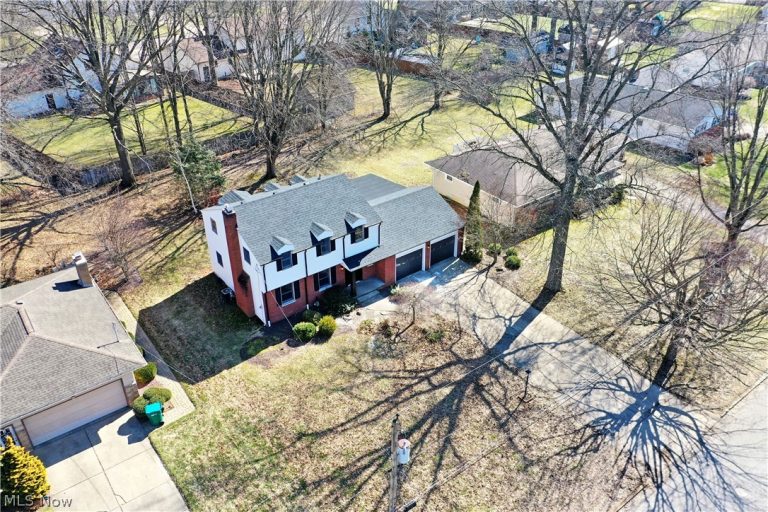 8351 Chesterton Drive, Youngstown, OH - Photo 2