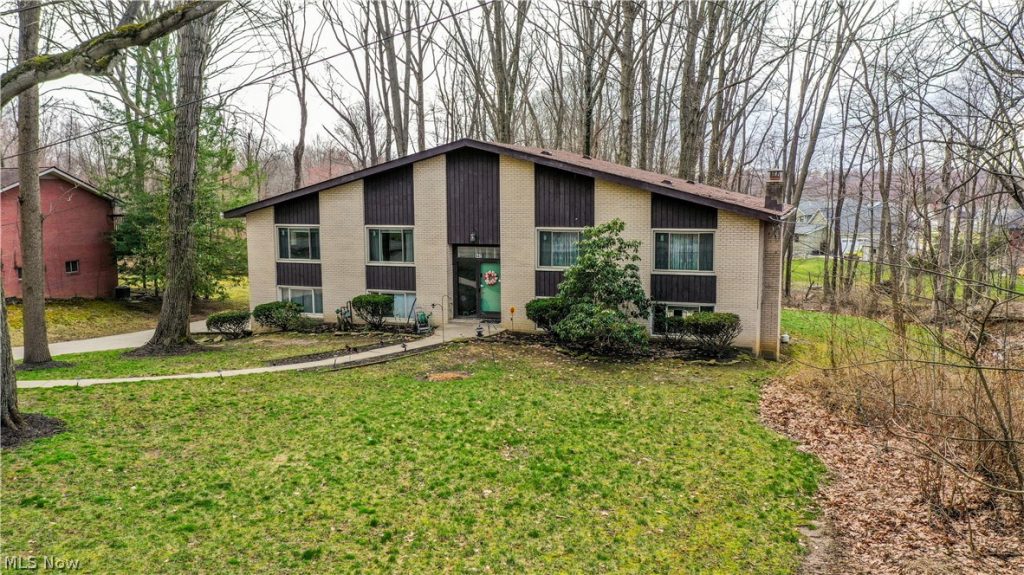 447 Spring Grove Drive, Tallmadge, OH