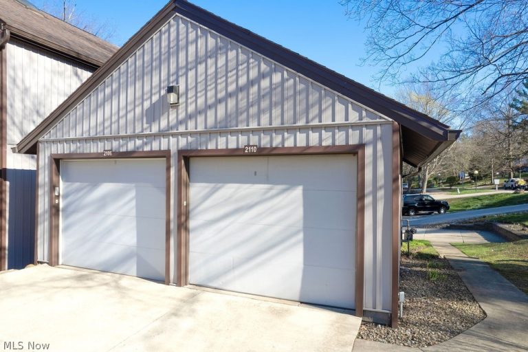 2110 Pinebrook Trail, Cuyahoga Falls, OH - Photo 2