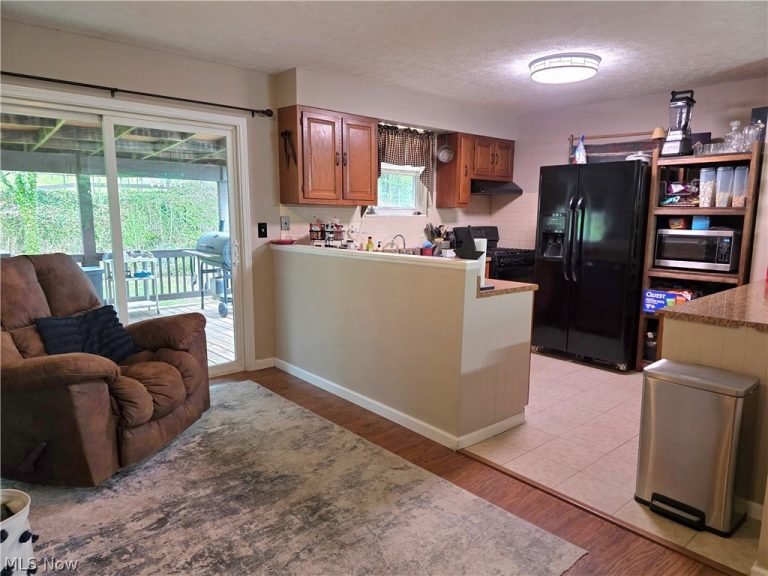67 Suzanne Street, Washington, WV - Photo 5