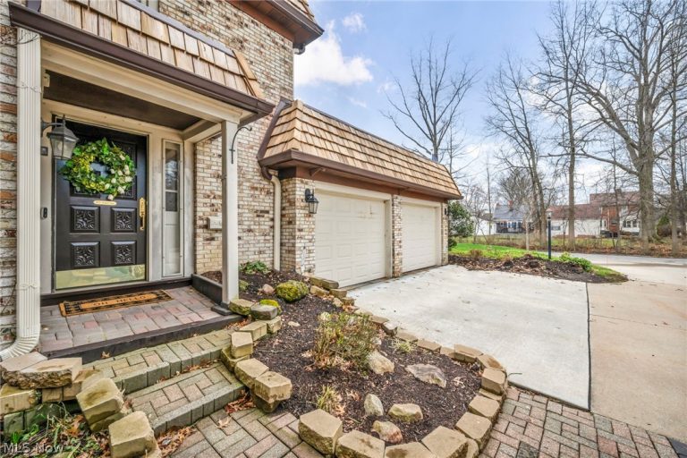 1179 Harwich Court #202, Rocky River, OH - Photo 3